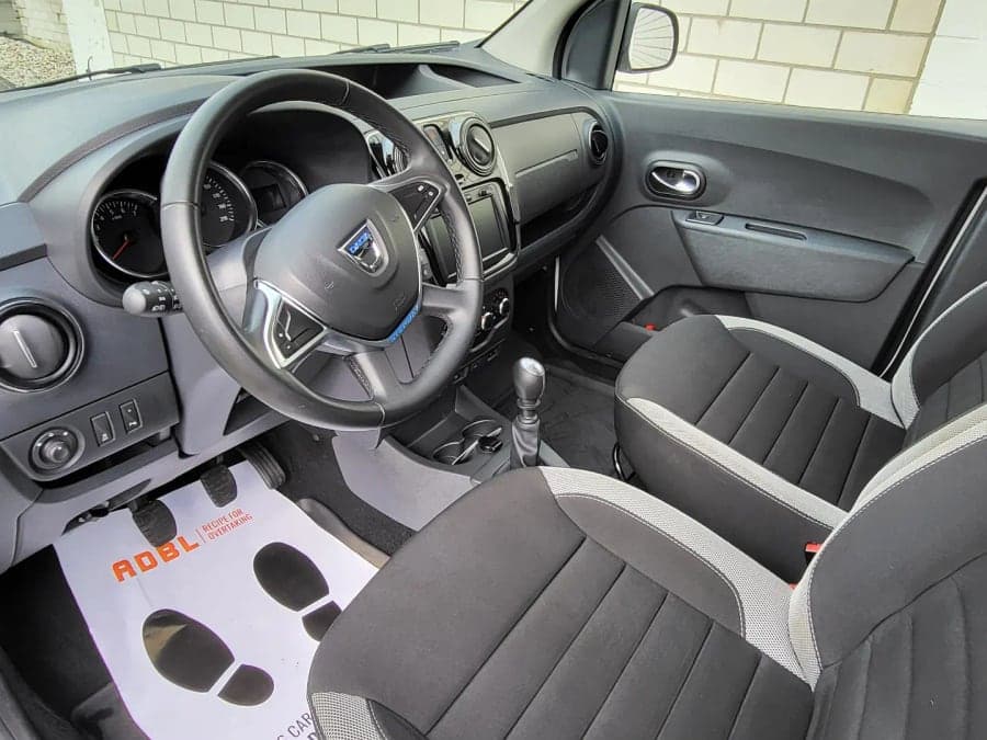 Dacia-Innenraum mit Schutzmatte im Fußraum nach der Reinigung