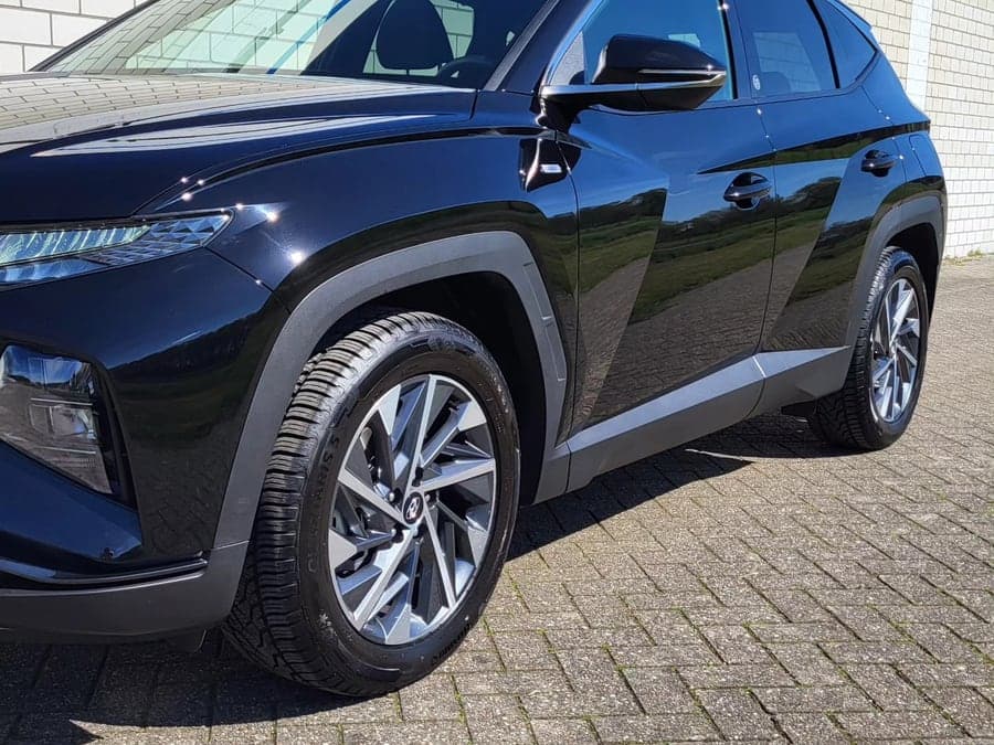 Schwarzer Hyundai Tucson mit spiegelndem Lack von schräg vorn