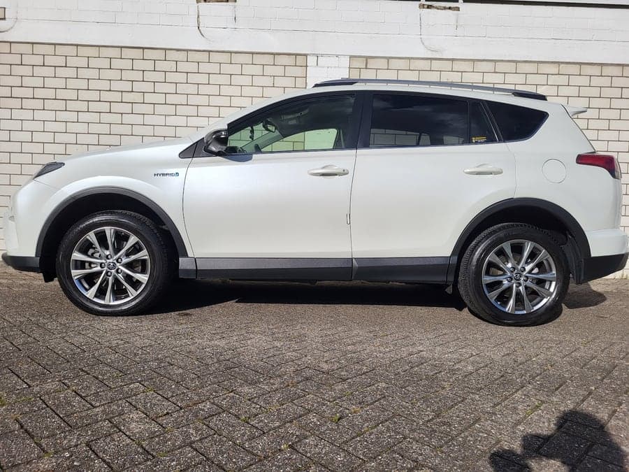 Weißer Toyota RAV4 im Seitenprofil nach der Aufbereitung