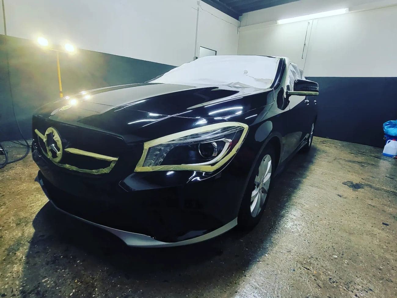 Abgeklebter Mercedes CLA in der Werkstatthalle vor der Lackpolitur